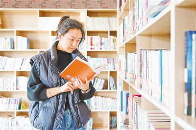     在村圖書館，馬嘉欣利用業(yè)余時間學(xué)習(xí)黨的理論知識和實務(wù)操作。