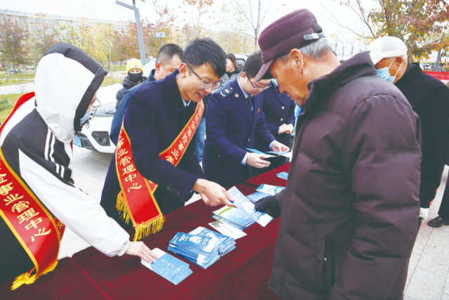 社保服務(wù)進(jìn)萬家 政策宣傳入民心