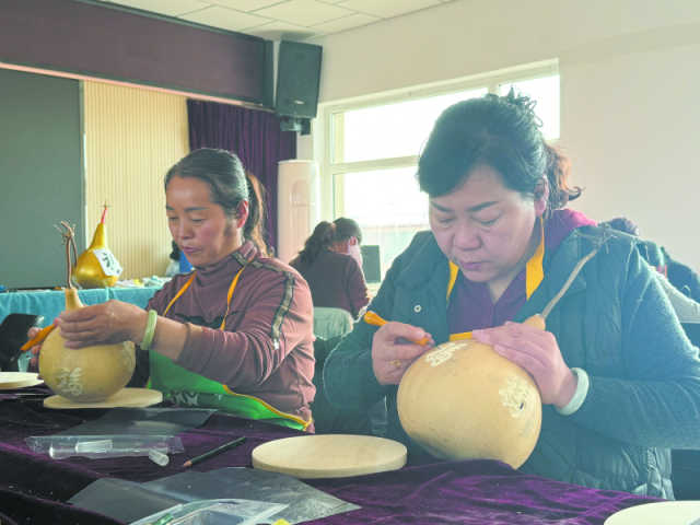 平羅縣高仁鄉(xiāng)六頃地村村民進(jìn)行手工藝品制作培訓(xùn)